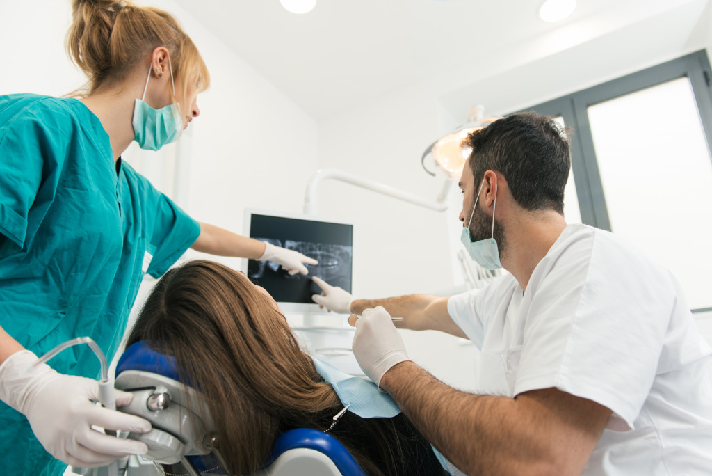 dentists using 3d image scanner