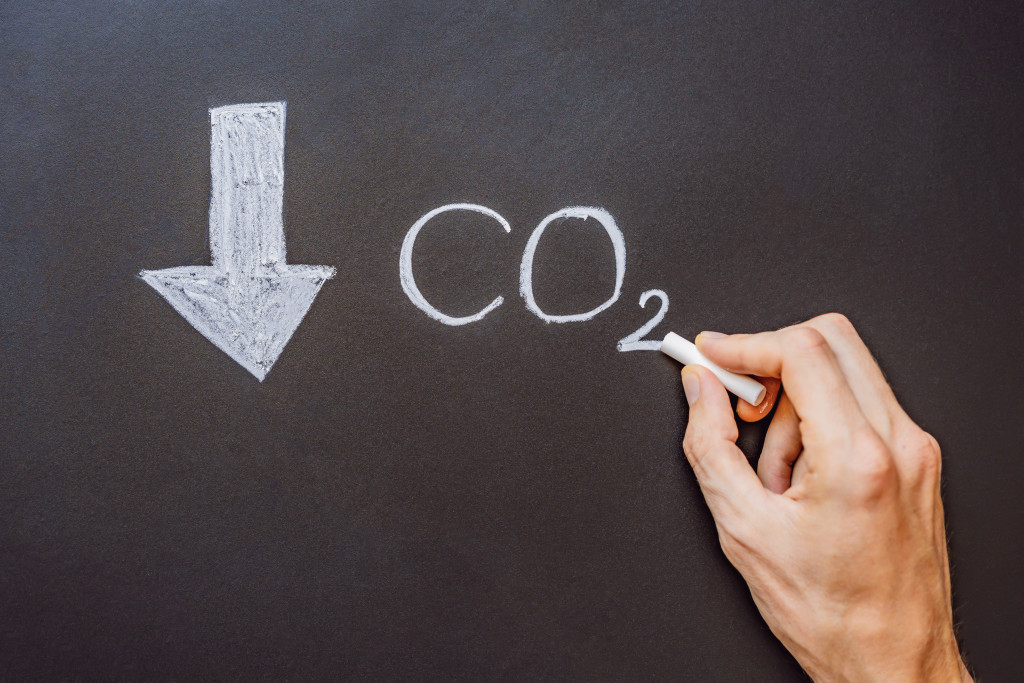 An arrow facing down with the chemical formula of carbon dioxide (CO2)
