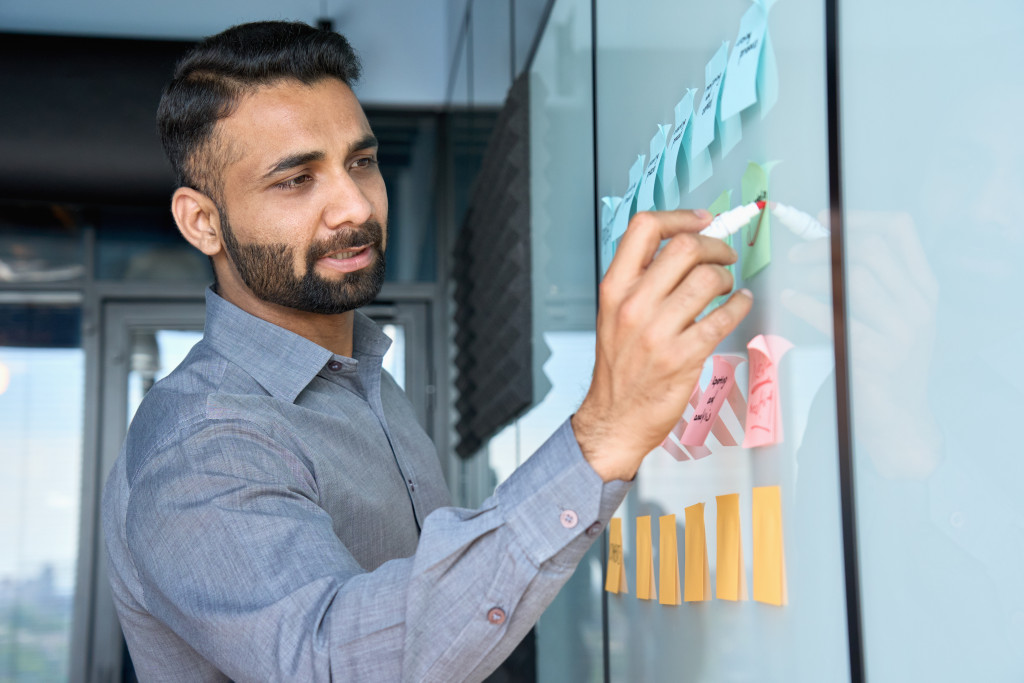 man using notes to assigning tasks