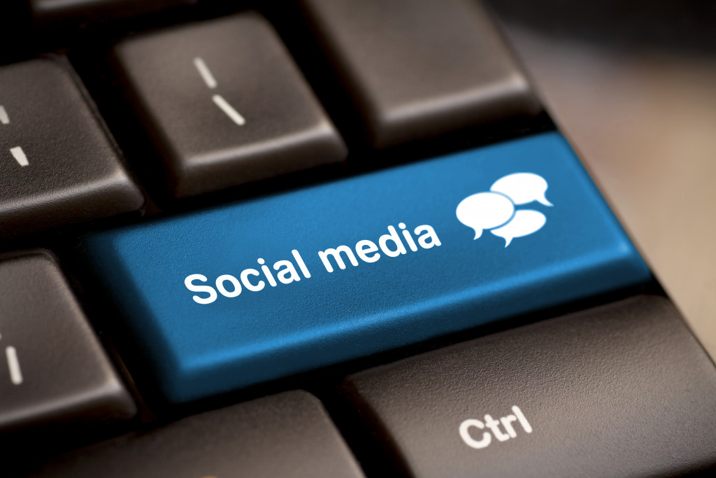Blue SOCIAL MEDIA button on keyboard